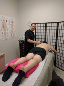 Eric Goldburd LAc performing Acupuncture at Viva Healthy Life